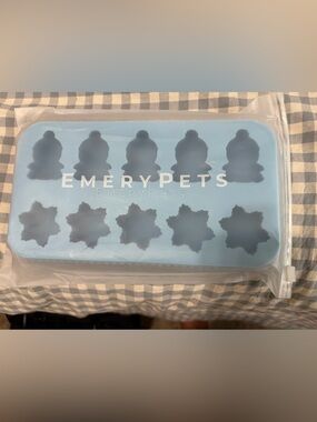 EmeryPets silicone pet treat mold - blue